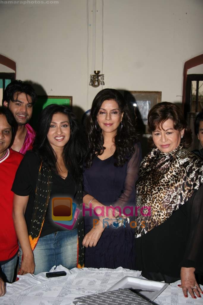 zeenat Aman, Helen, Rituparna Sengupta on the sets of film Dunno Y� Na Jaane Kyun in Andheri on 2nd March 2010 