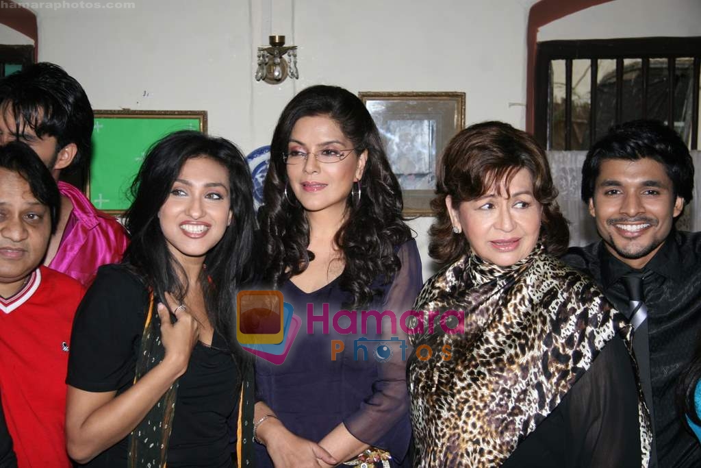 zeenat Aman, Helen, Rituparna Sengupta on the sets of film Dunno Y� Na Jaane Kyun in Andheri on 2nd March 2010 