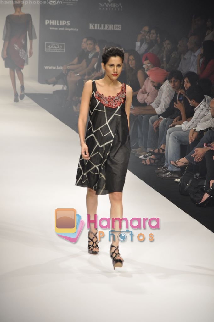 Model walks the ramp for Nachiket Barve Show at LIFW Day 2 in Grand Hyatt, Mumbai on 6th March 2010 