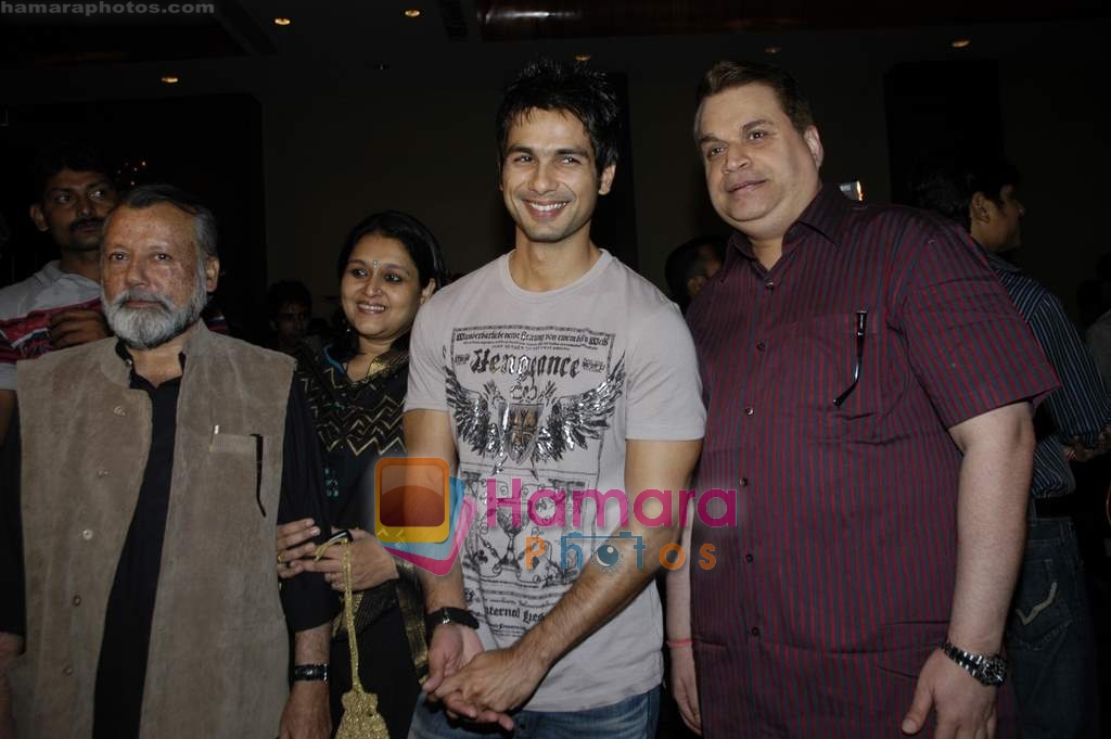 Shahid Kapoor, Pankaj Kapur, Supriya Pathak at Lyrics writer Irshad Kamil's bash in Novotel on 6th March 2010 