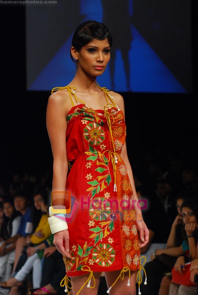 Model walks the ramp for Purvi Doshi Show at LIFW 2010 Day 4 in Grand Hyatt, Mumbai on 8th March 2010 
