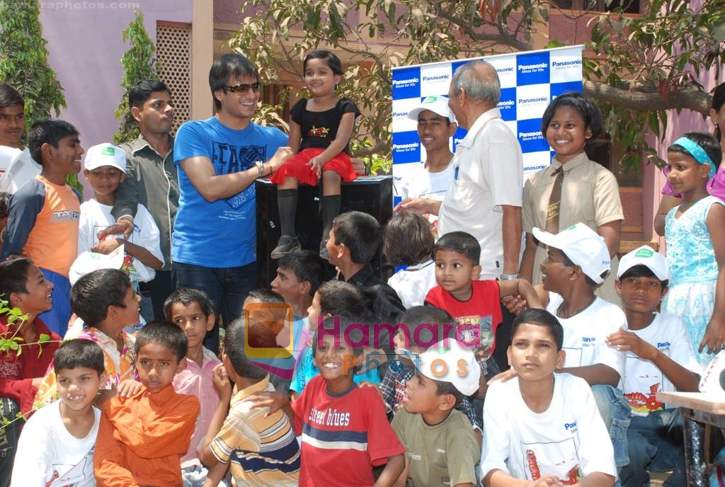 Vivek Oberoi meets Sneha Sadhan children in Andheri on 13th March 2010 