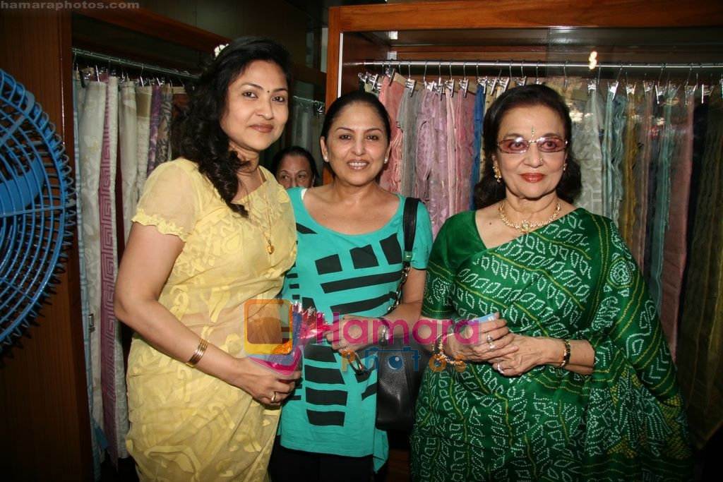 Asha Parekh, Anju Mahendroo at the Launch of Shubhrata Dutta's Jamdani Saree collection in Juh, Mumbai on 23rd March 2010 