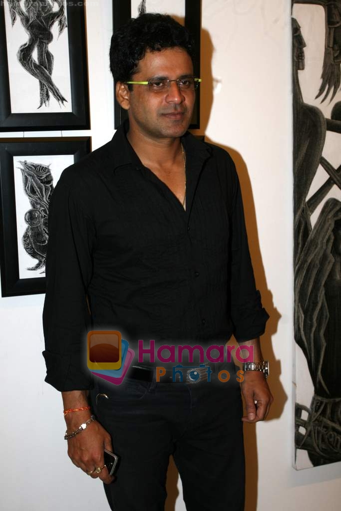 Manoj Bajpai at poet and artist Kiran Chopra's exhibition in Jehangir art gallery on 25th March 2010 