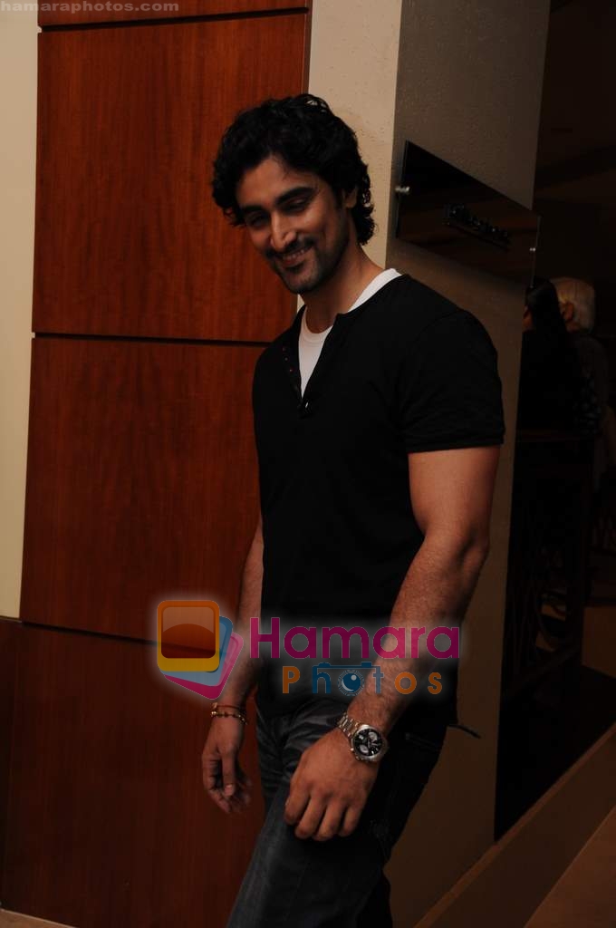 Kunal Kapoor at Gallerie Angel Arts exhibition in J W Marriott on 26th March 2010 