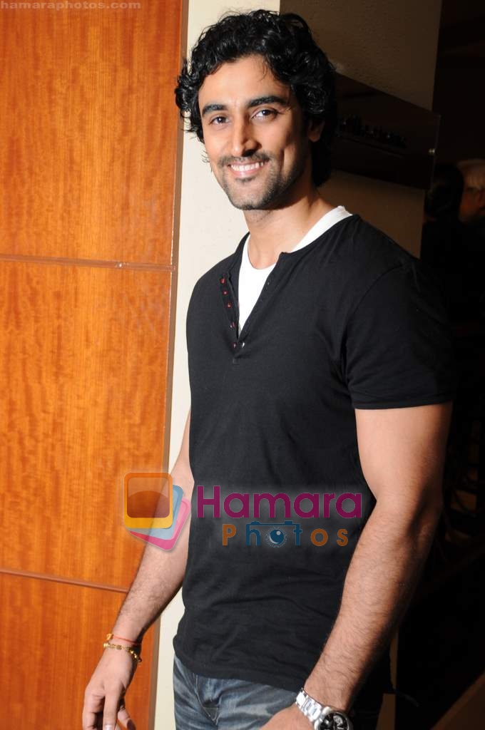 Kunal Kapoor at Gallerie Angel Arts exhibition in J W Marriott on 26th March 2010 