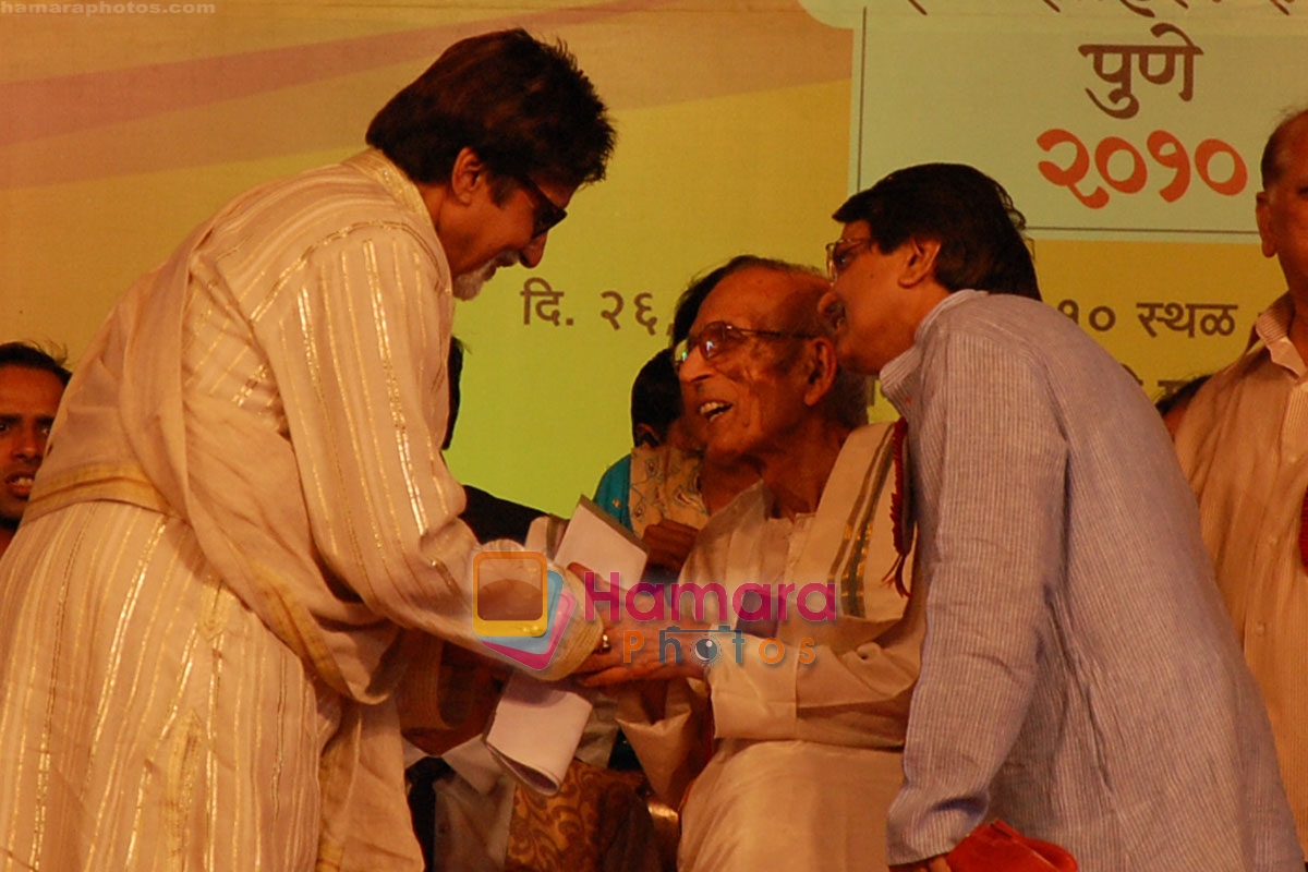 Amitabh Bachchan, Satyavarat Shatri at Marathi literary awards in pune on 28th March 2010 