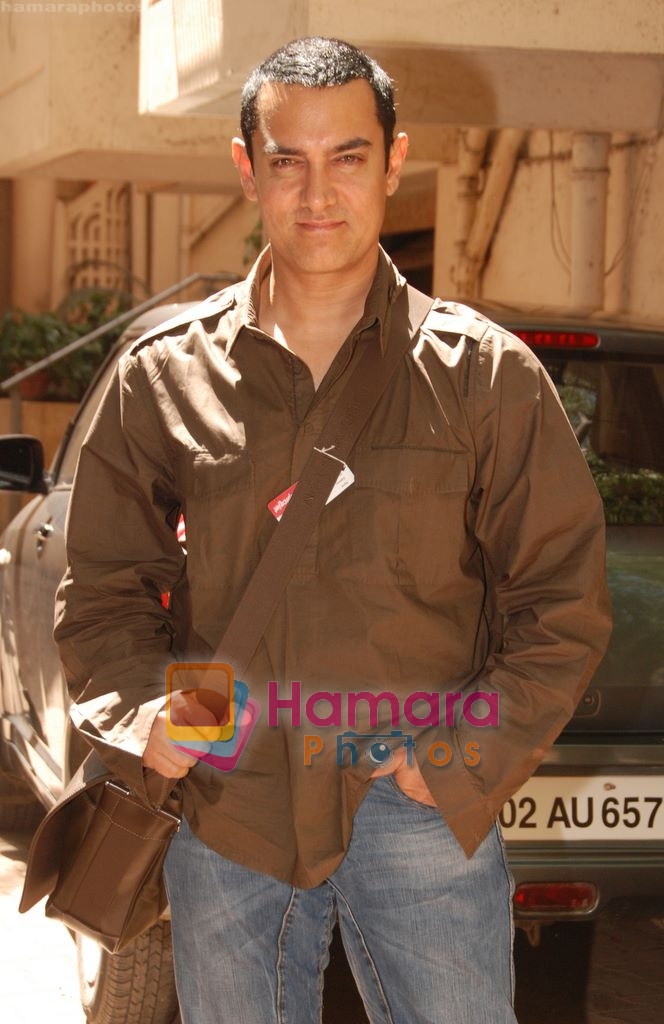 Aamir Khan returns as Padmabhushan Aamir Khan in Bandra, Mumbai on 1st April 2010 