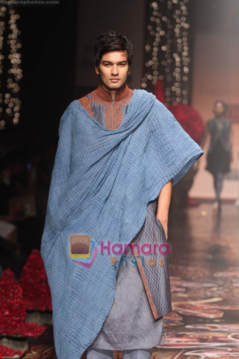 Model walk the ramp for Tarun Tahilliani Show at Wills India Fashion Week 2010 Day 1 on 25th March 2010 