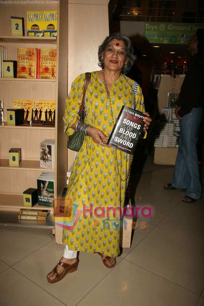 Dolly Thakore at Fatima Bhutto's book launch in Crossword on 6th April 2010 