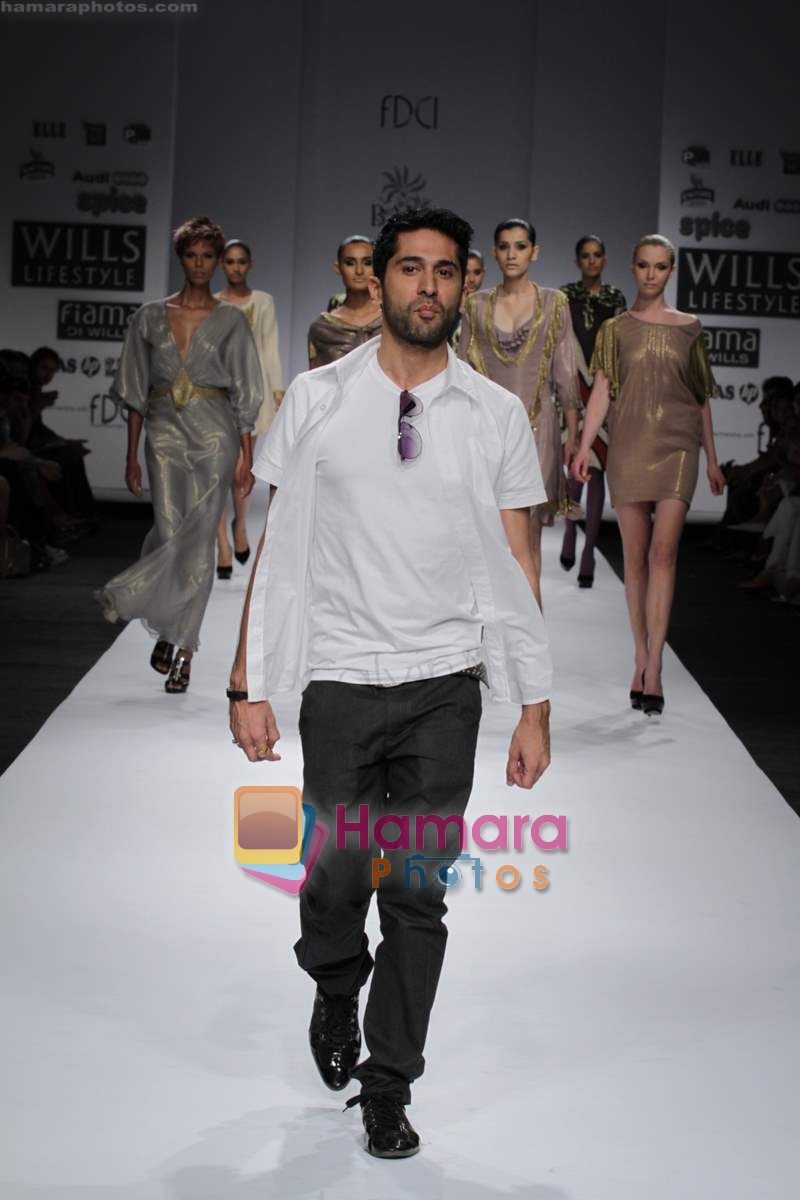 Model walk the ramp for Vineet Bahl Show at Wills India Fashion Week 2010 Day 2 on 26th March 2010 