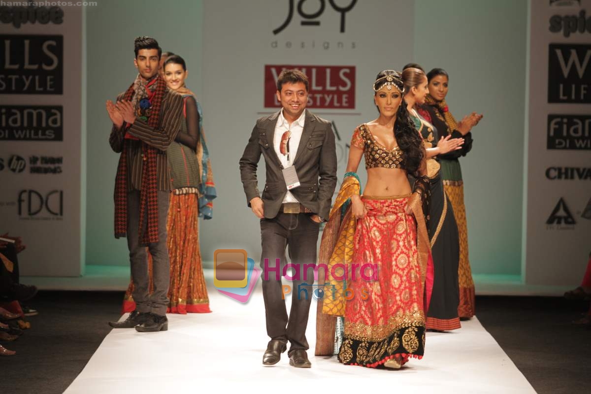 Model walk the ramp for Joy Mitra Show at Wills India Fashion Week 2010 Day 2 on 26th March 2010 