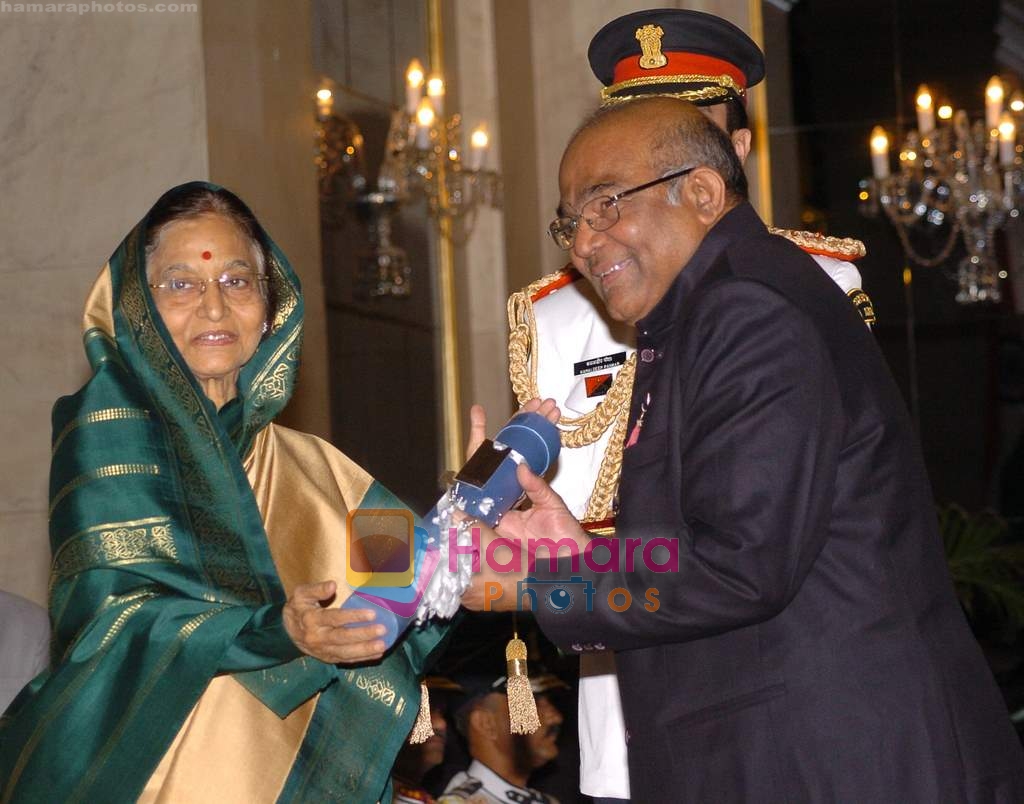  receive Padma Vibhushan in Rashtrapati Bhavan, New Delhi on 7th April 2010 