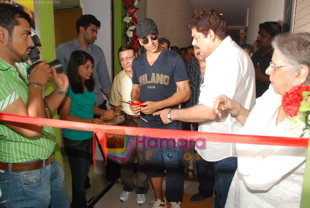 Akshay Kumar launches Pankaj Dheer's Abbhinnay acting academy in Jogeshwari on 7th April 2010 