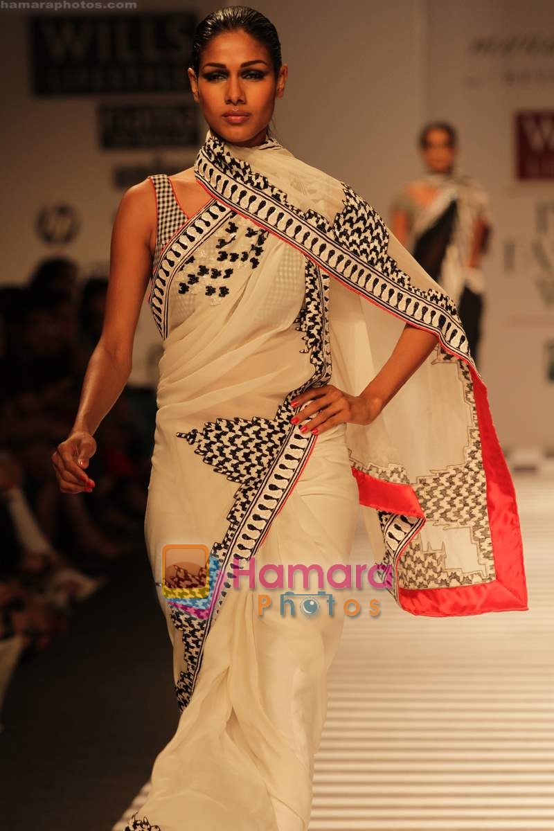 Model walk the ramp for Mynah by Renu Tandon Show at Wills India Fashion Week 2010 Day 3 on 27th March 2010 