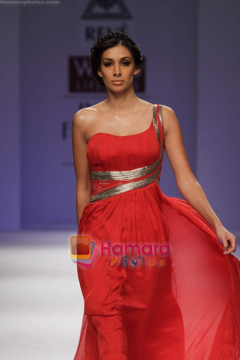 Model walk the ramp for Reve By Khushali Kumar Show at Wills India ...