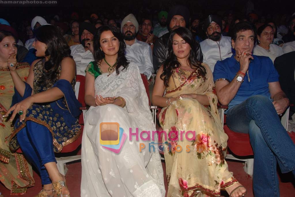 Raveena Tandon, Tisca Chopra, Mahima Chaudhary, Jeetendra at Baisakhi bash hosted by Charan Singh Sapra in Bandra on 10th April 2010 