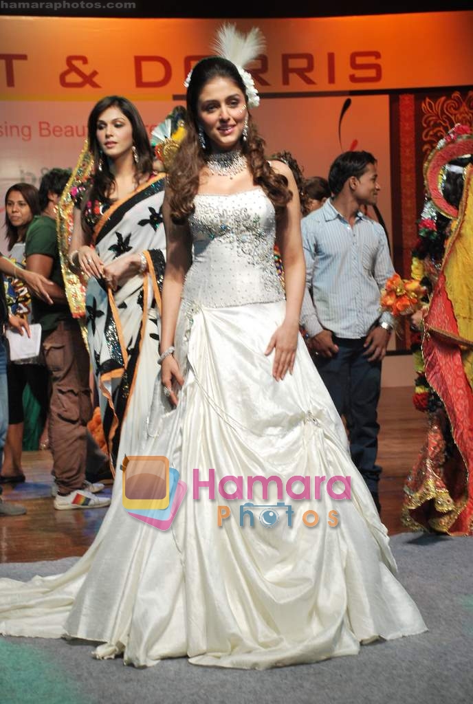 Aarti Chhabria walk the ramp for Bharat n Dorris on day 2 in St Andreews Auditorium on 12th April 2010 