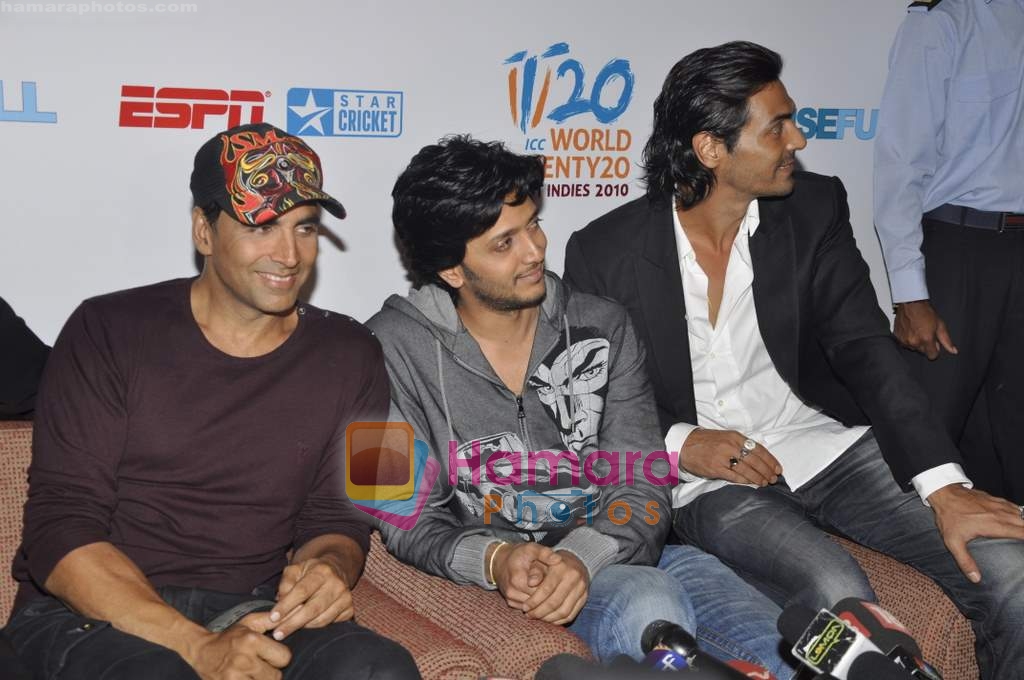 Akshay Kumar, Ritesh Deshmukh, Arjun Rampal at Housefull-ICC T20 World Cup media meet Taj Lands End, Bandra, Mumbai on 14th April 2010 