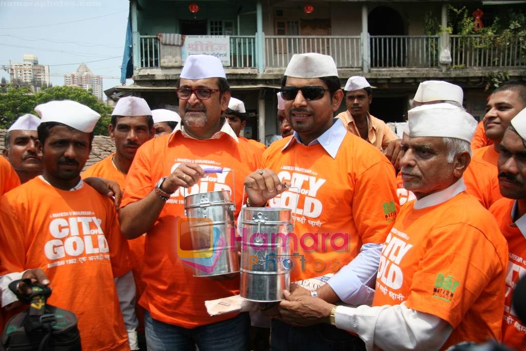 Mahesh Manjrekar promotes City of Gold through dabbawalas in Lower Parel on 21st April 2010 