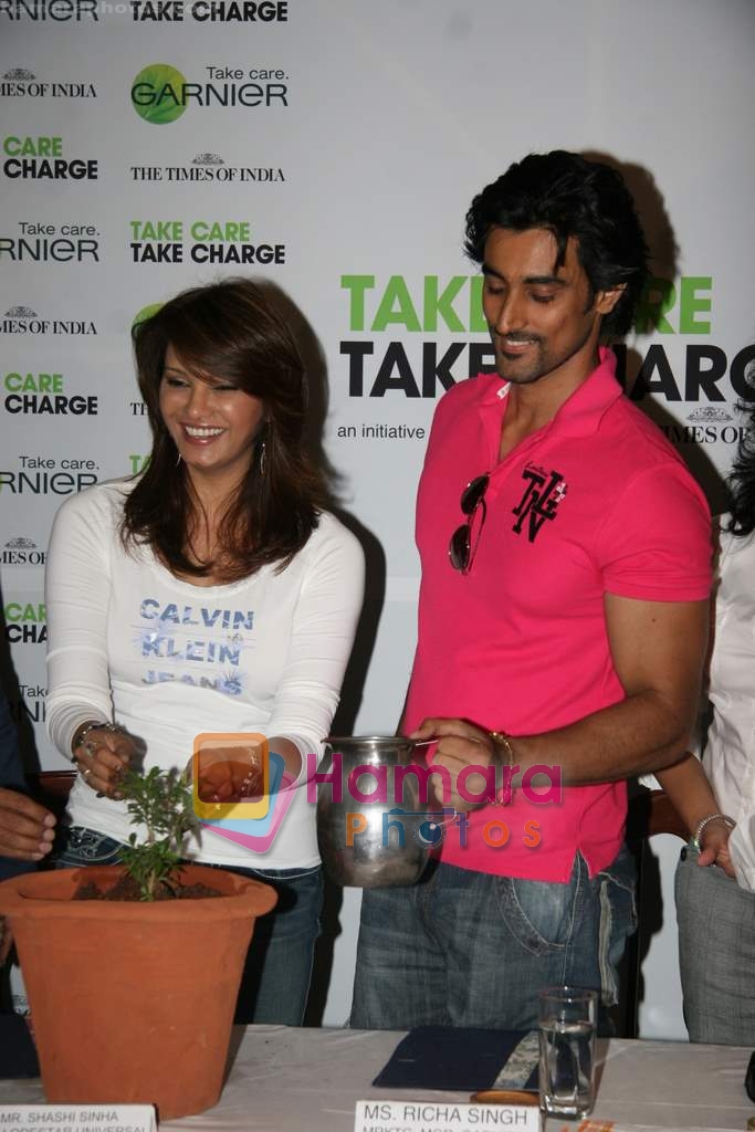 Diana Hayden, Kunal Kapoor at the launch of Take Care Take Charge campaign in Times of India building  on 21st April 2010 