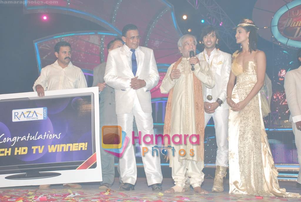 Mithun Chakraborty, Shakti  at the grand finale of Dance India Dance in Andheri Sports Complex on 23rd April 2010 