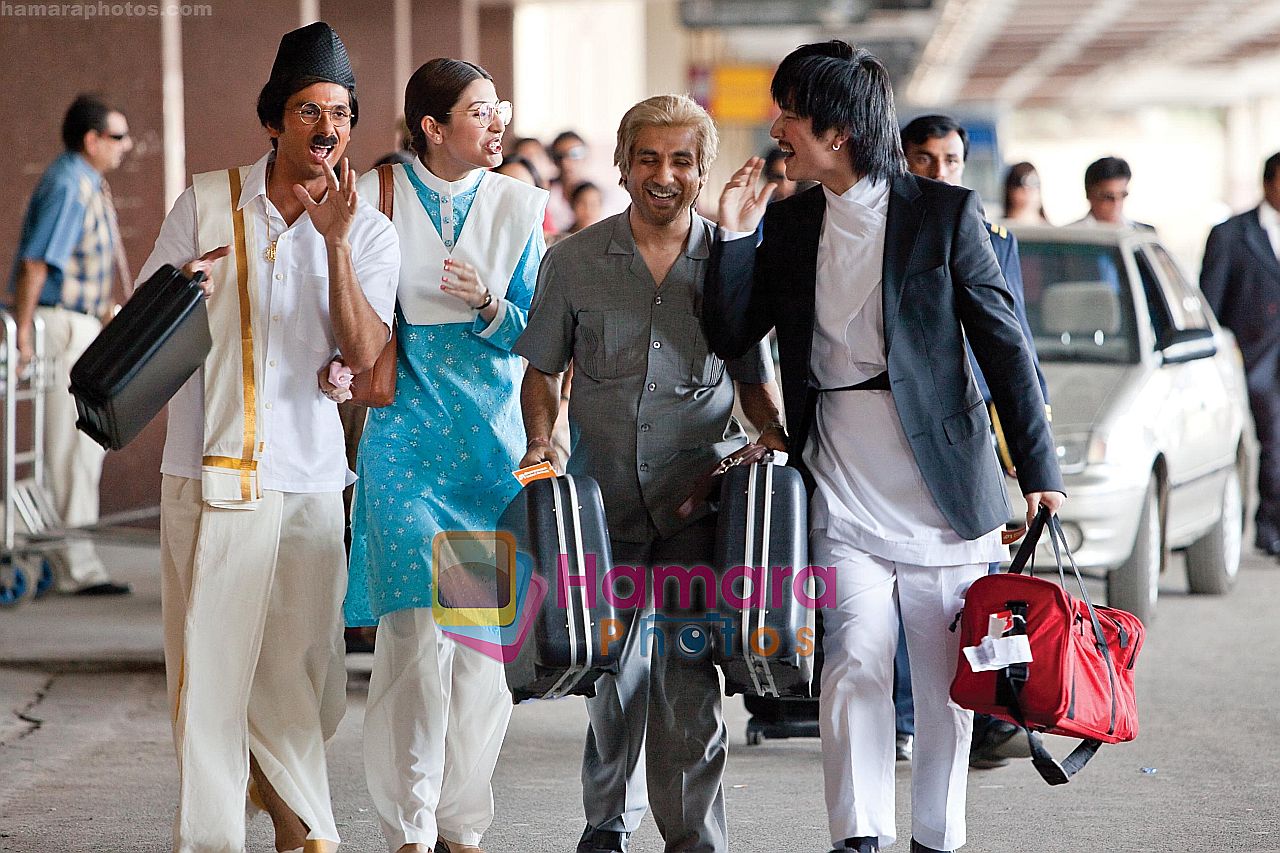 Shahid Kapoor, Anushka Sharma in the still from movie Badmaash Company 