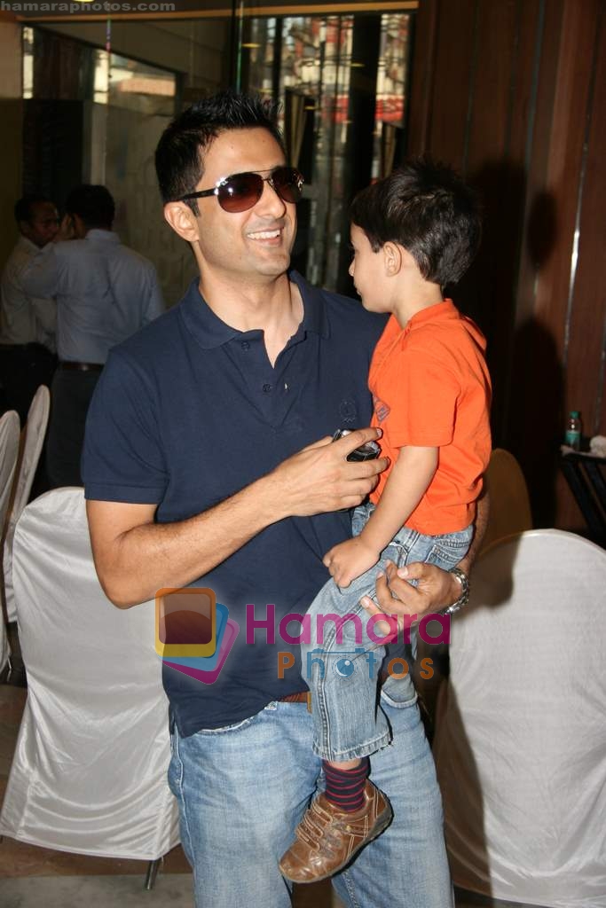 Sanjay Suri at Anita Dongre's Global Desi painting event in support of NGO Aseema in Palladium on 23rd April 2010 