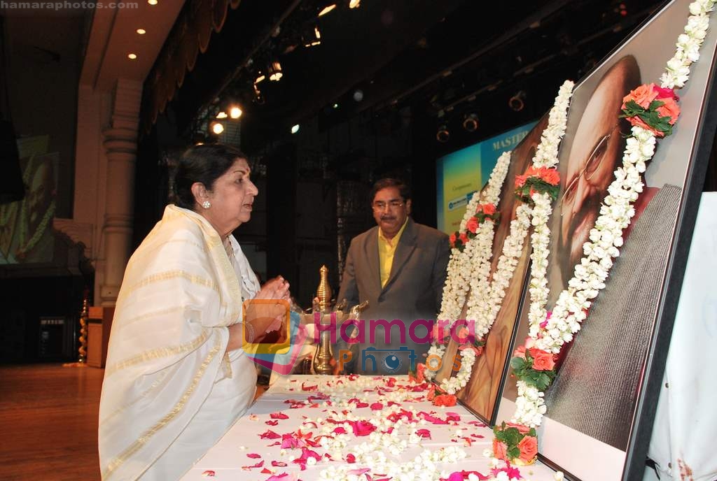  Lata Mangeshkar at Dinanath Mangeshkar Puraskar award in Sion on 24th April 2010 