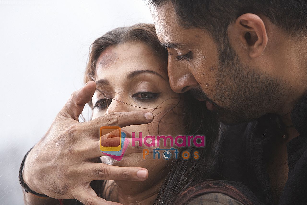Aishwarya Rai Bachchan, Abhishek Bachchan in the still from movie Raavan 