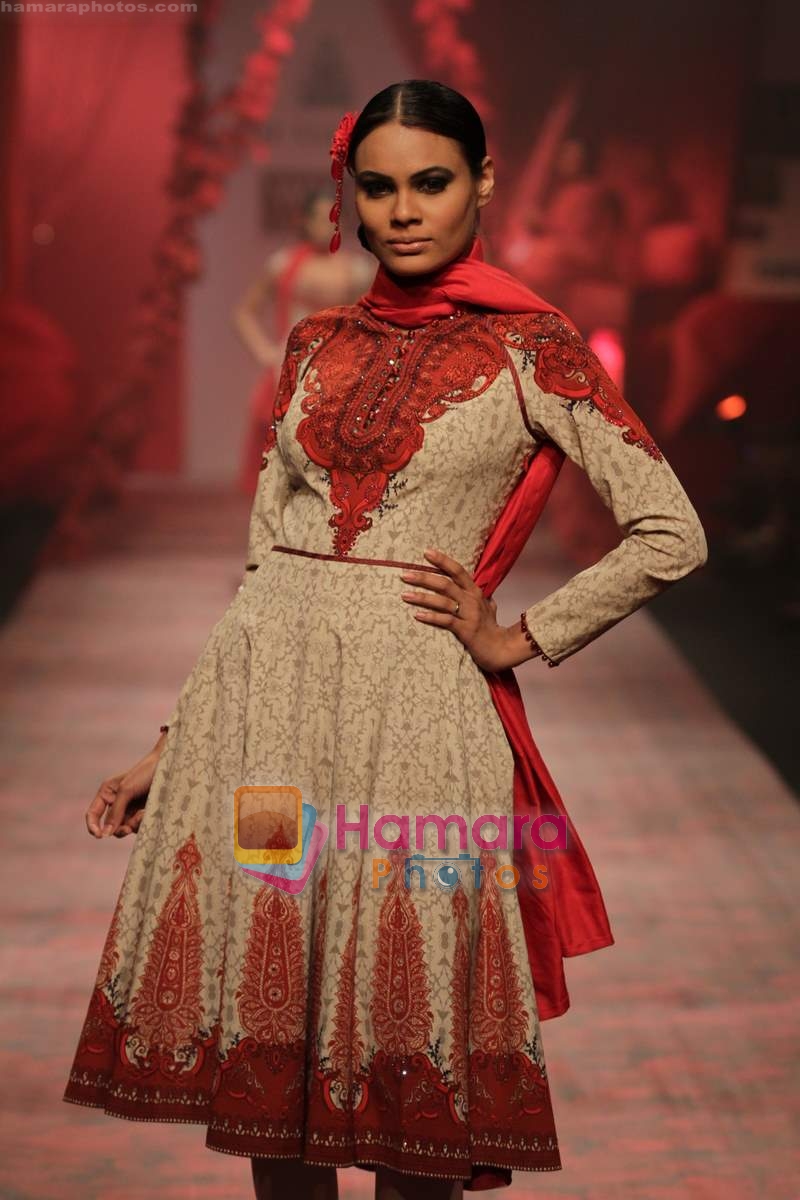 Model walk the ramp for J J Valaya at Wills India Fashion Week day 5 on 29th March 2010 