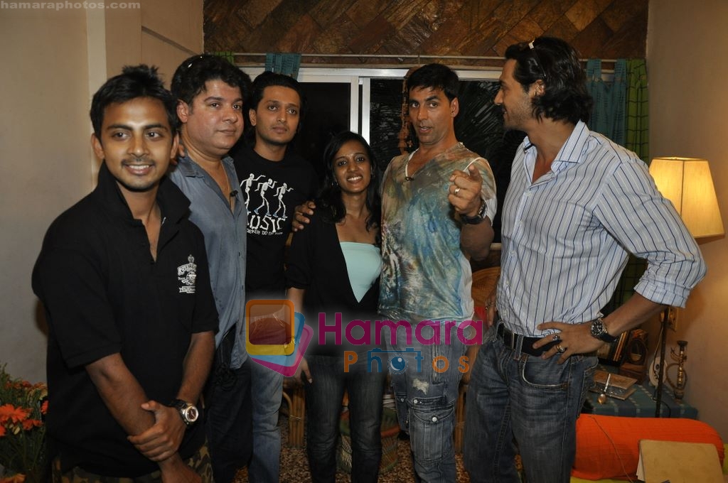 Akshay Kumar, Arjun Rampal, Ritesh Deshmukh, Sajid Khan visit Housefull Contest Winner Home in Andheri, Mumbai on 24th April 2010 