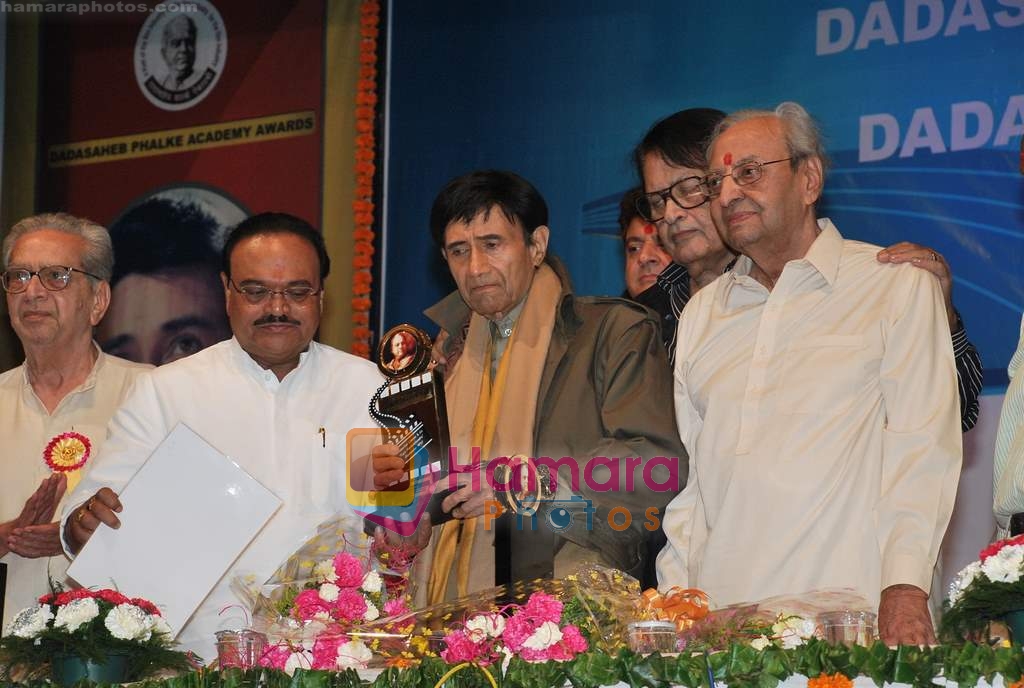 Dev Anand, Pran at Dadasaheb Phalke Awards in Bhaidas Hall on 30th April 2010 