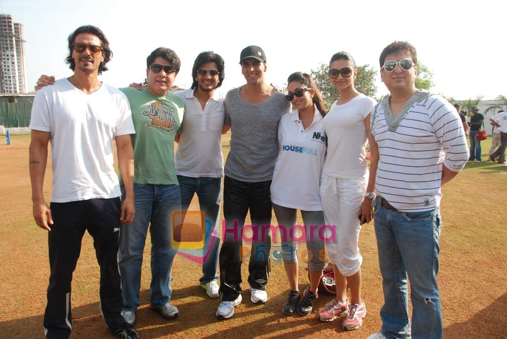 Akshay Kumar, Arjun Rampal, Sajid Khan, Jiah Khan, Ritesh Deshmukh, Deepika Padukone, Sajid Nadiadwala at Housefull cricket match in Goregaon on 1st May 2010 