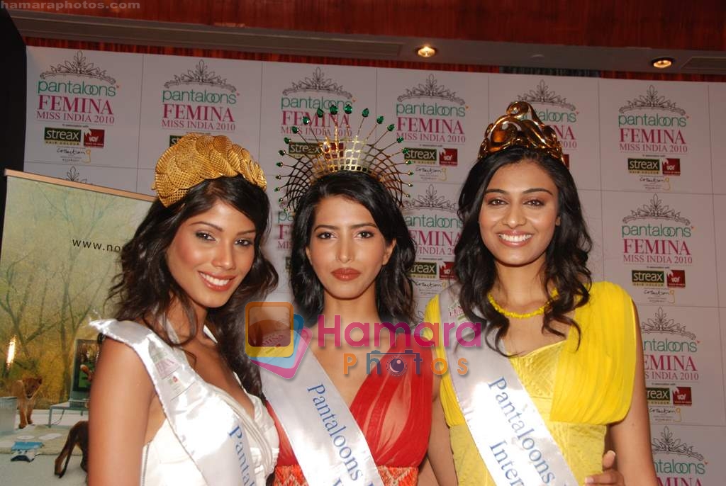 Manasvi Mamgai, Nicole Faria, Neha Hingre at Pantaloons Femina Miss India World 2010 Press Conference in Mumbai on 3rd May 2010 