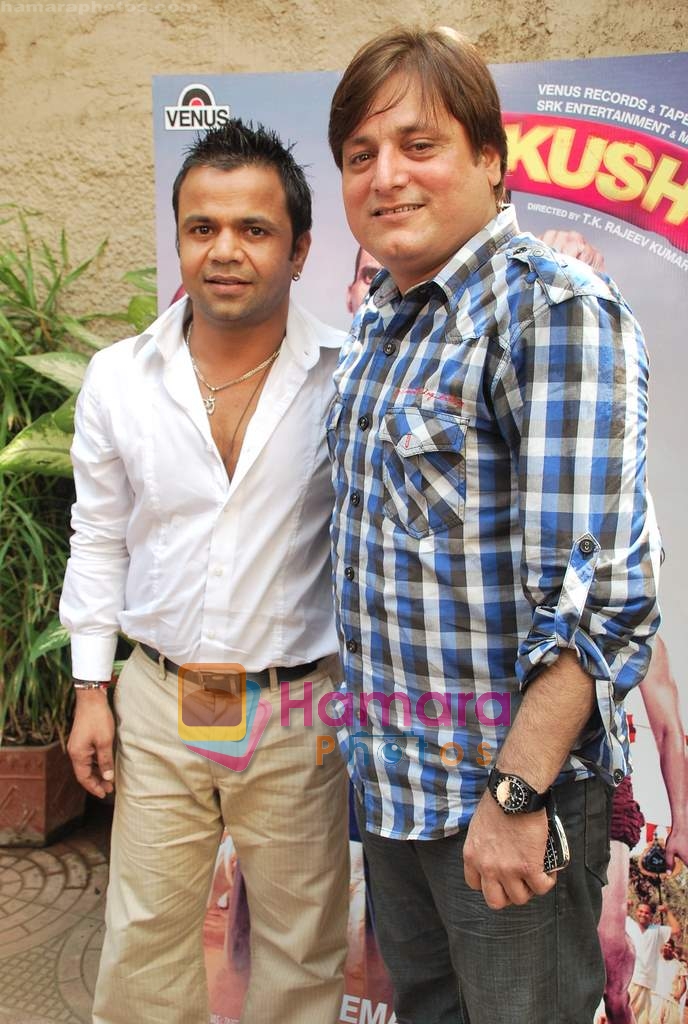 Rajpal Yadav, Manoj Joshi at Kushti film photo shoot in Juhu, Mumbai on 5th May 2010 