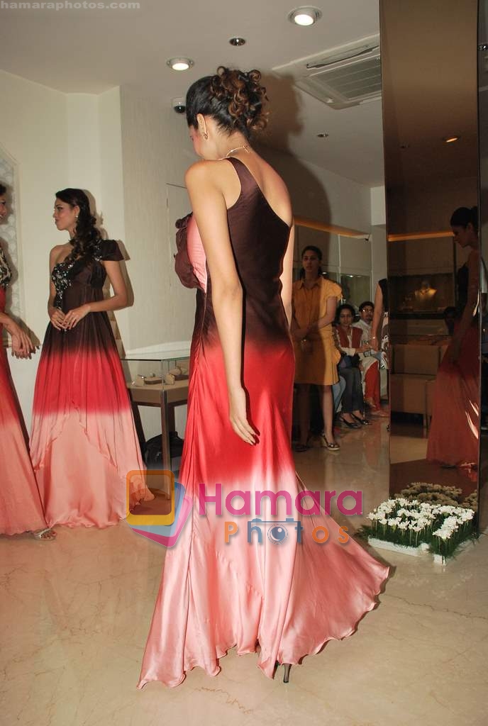 at the Showcase of Archana Kocchar's collection at Zoya in Warden Road on 7th May 2010 