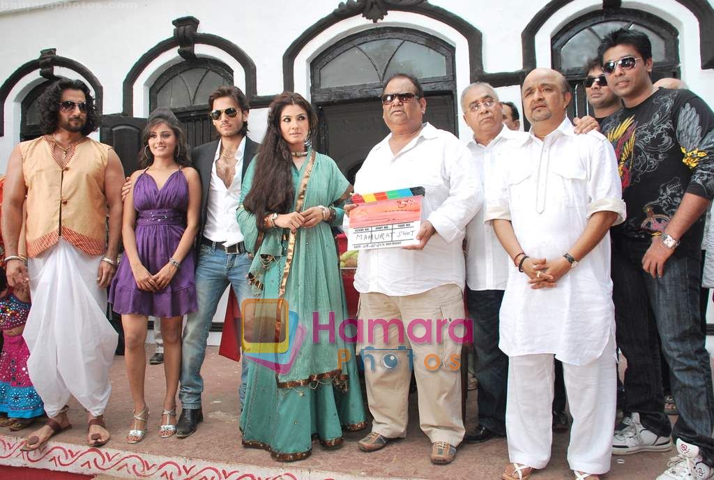 Raveena Tandon, Satish Kaushik, Sameer at Film Mahurat of the Raveena Tandon starrer titled Agni in Goredgaon on 10th May 2010 