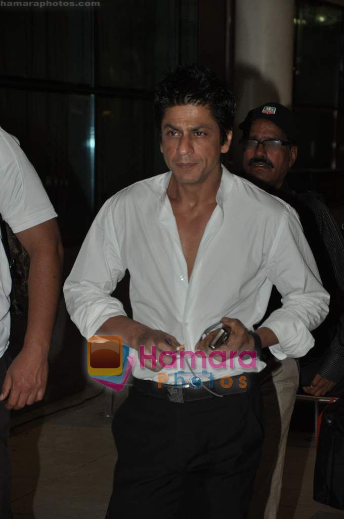 Shahrukh Khan snapped at Mumbai domestic airport in Parle, Mumbai on 19th May 2010 