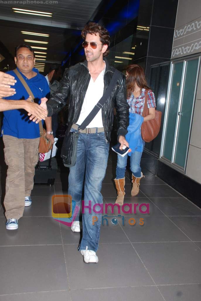 Hrithik Roshan arrives in Mumbai Airport on 19th May 2010 