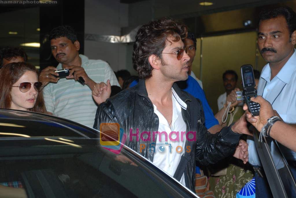 Hrithik Roshan, Suzanne Roshan arrives in Mumbai Airport on 19th May 2010 