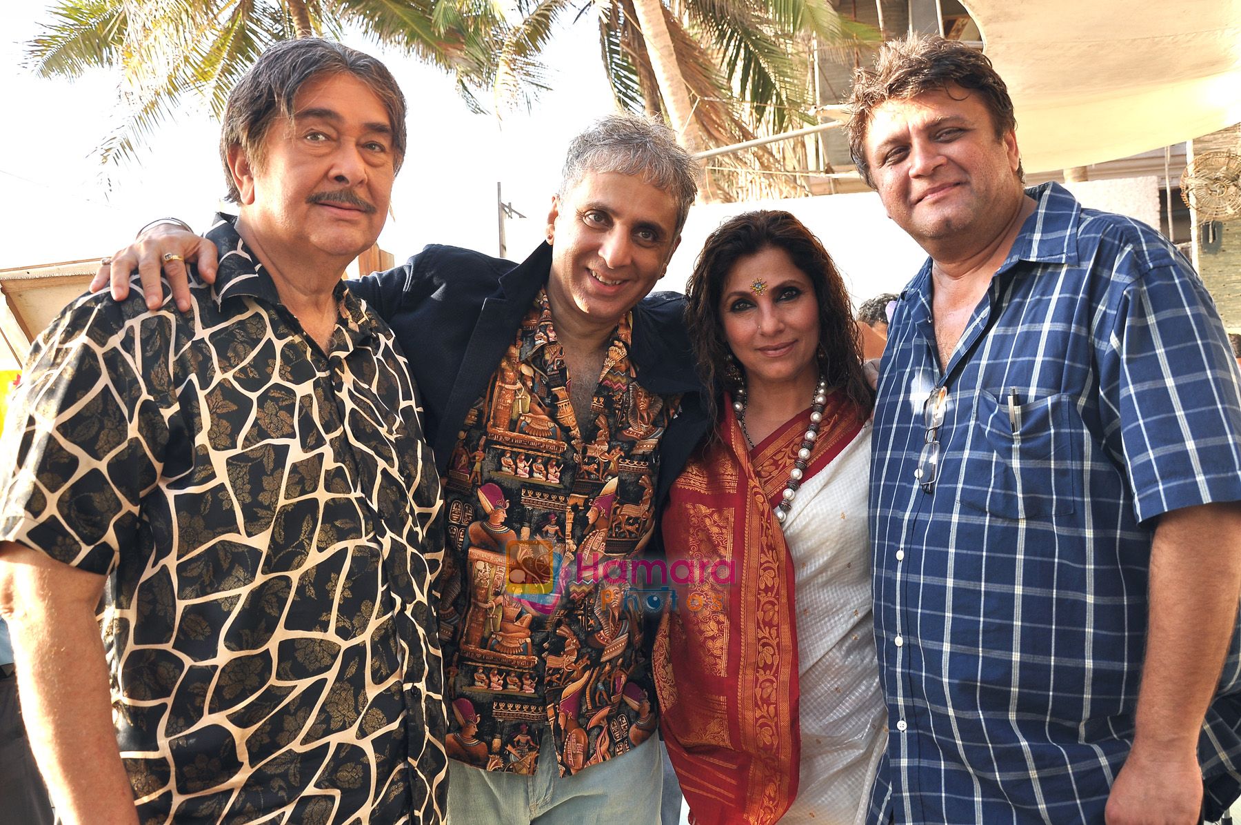 Randhir Kapoor, AdityaRaj Kapoor, Dimple Kapadia & Rahul Dholakia On Location shoot of Smita Thackeray's film Society at vie lounge, Juhu on 19th May 2010