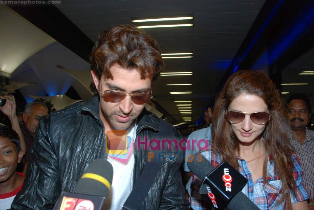 Hrithik Roshan, Suzanne Roshan arrives in Mumbai Airport on 19th May 2010 