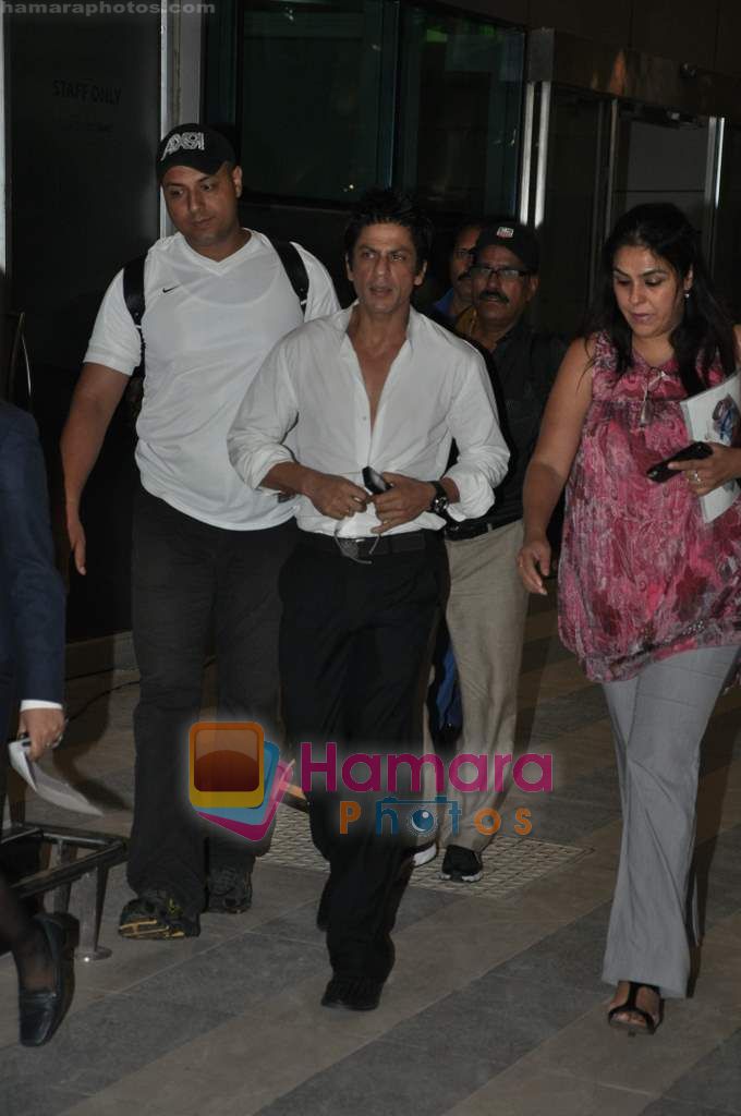 Shahrukh Khan snapped at Mumbai domestic airport in Parle, Mumbai on 19th May 2010 