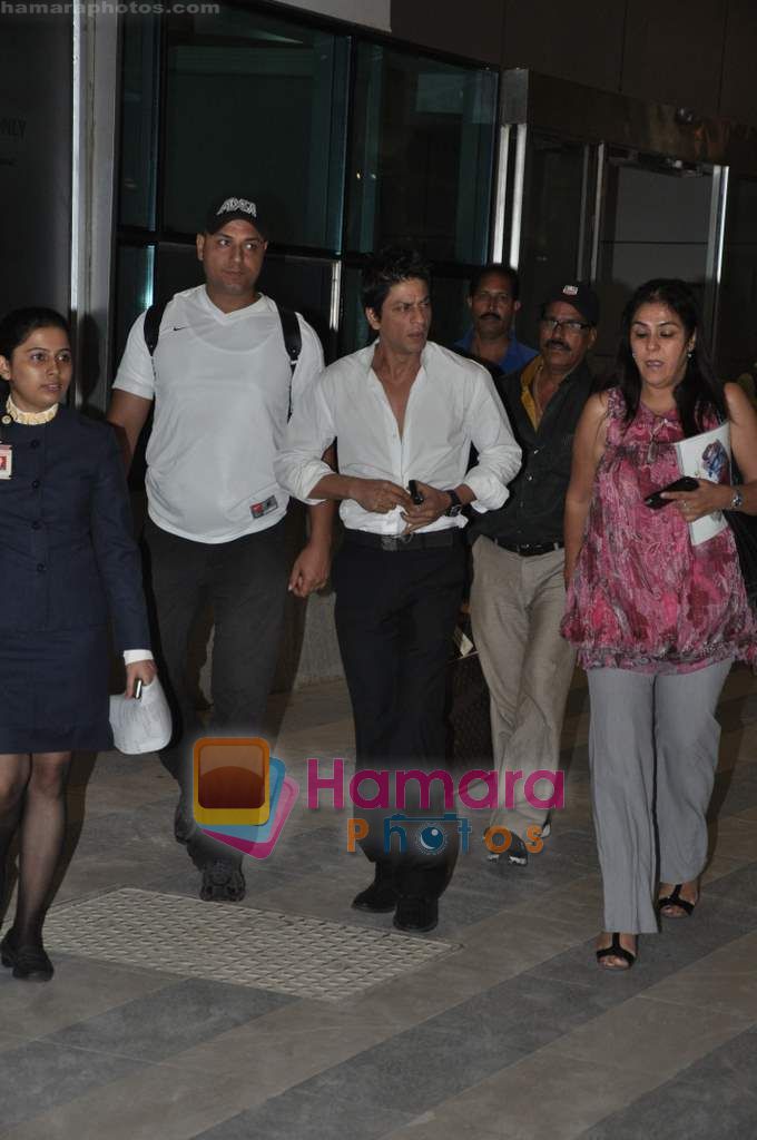 Shahrukh Khan snapped at Mumbai domestic airport in Parle, Mumbai on 19th May 2010