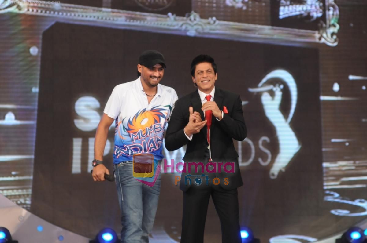 Shahrukh Khan, Harbhajan Singh at IPL Awards in Mumbai on 19th May 2010 