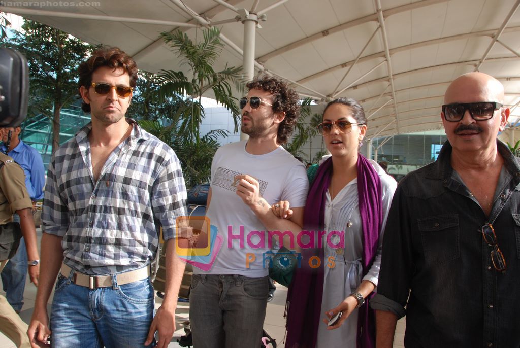 Hrithik Roshan, Barbara Mori, Rakesh Roshan arrive after Kites promotion in Kolkata in Domestic Airport, Mumbai on 24th May 2010 