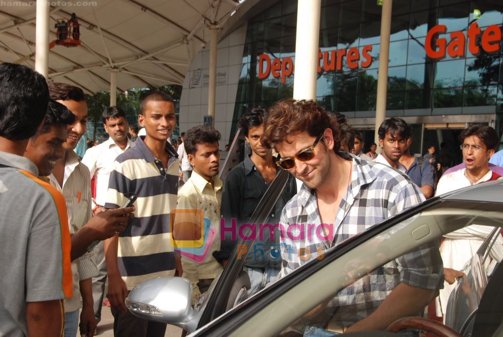 Hrithik Roshan arrive after Kites promotion in Kolkata in Domestic Airport, Mumbai on 24th May 2010 