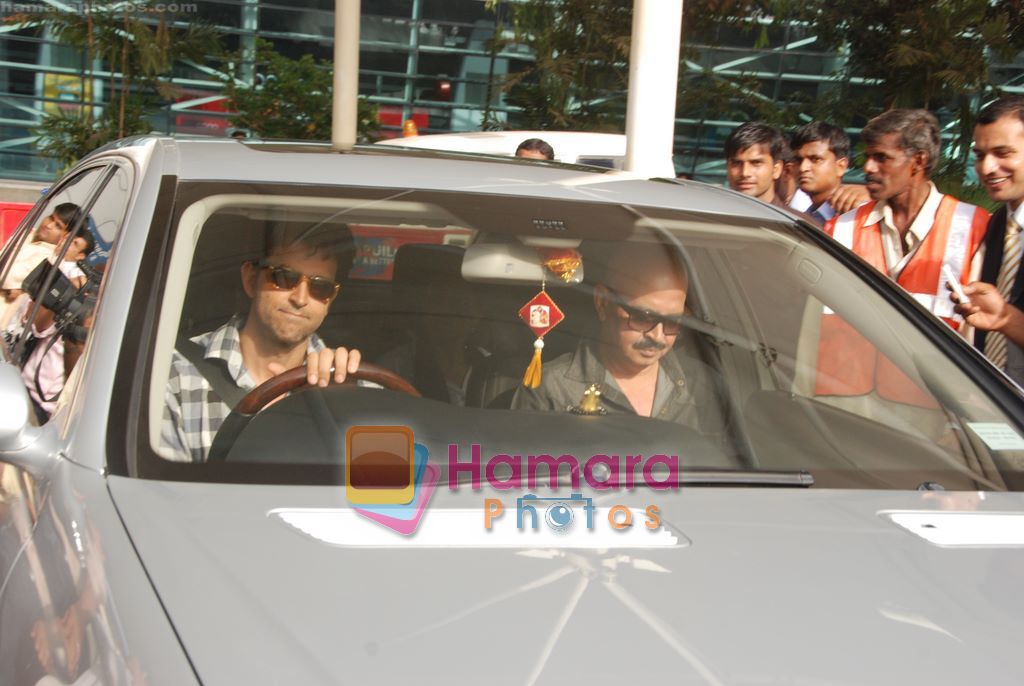 Hrithik Roshan, Rakesh Roshan arrive after Kites promotion in Kolkata in Domestic Airport, Mumbai on 24th May 2010 