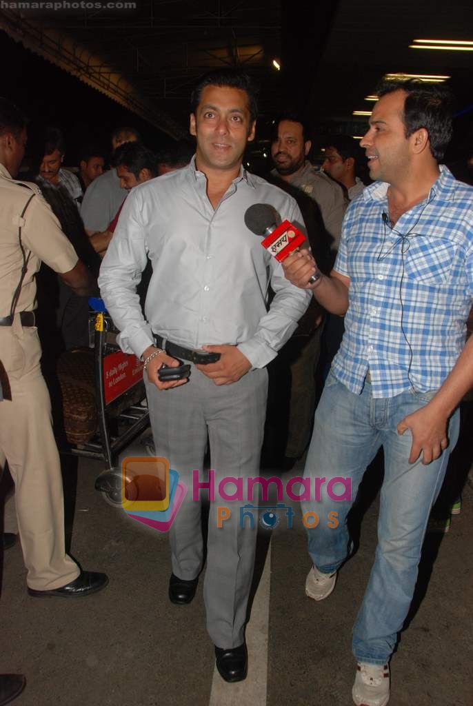 Salman Khan gears up for the Being Human show in Dubai at Mumbai Airport on 26th May 2010 